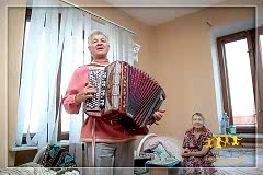 баянист в доме престарелых